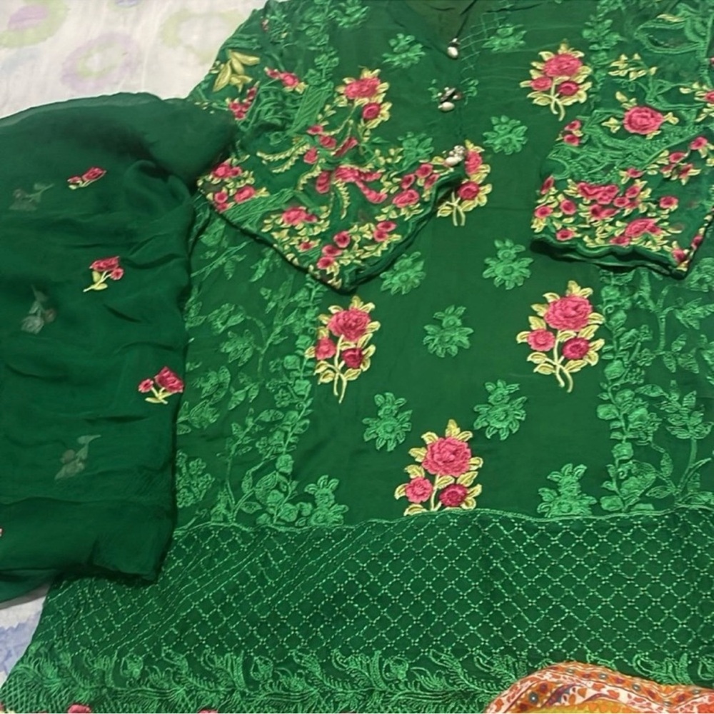 Agha noor Green Floral Embroidered kurta with dupatta
